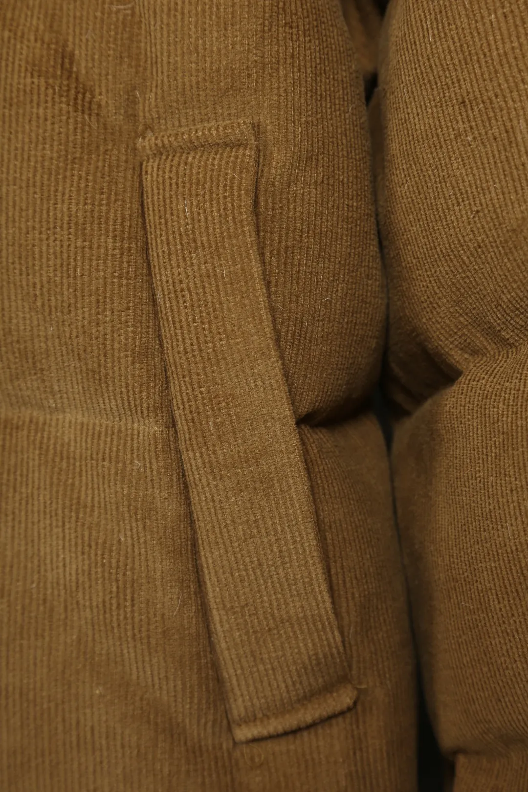 P610 Actual Photos [Popular Items] Style Number: 24382# Color: Khaki Brown Size: S to The original YKK white copper nude zipper has zipper pockets on both sides ✅ - RL2024 new down jacket Khaki corduroy cotton jacket The warm atmosphere of autumn and winter is online. The comfort brought by the cotton corduroy face and the three-dimensional grain velvet lapels. The high-waisted short version takes into account both the fit and warmth.